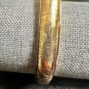 Etched Sunflower Hinged Bangle Bracelet 7" Gold EX